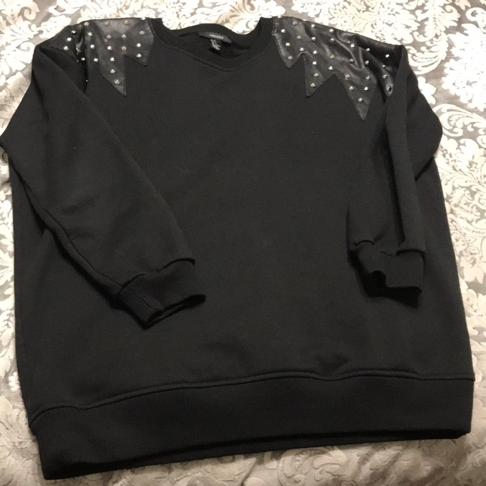 Studded sweat shirt